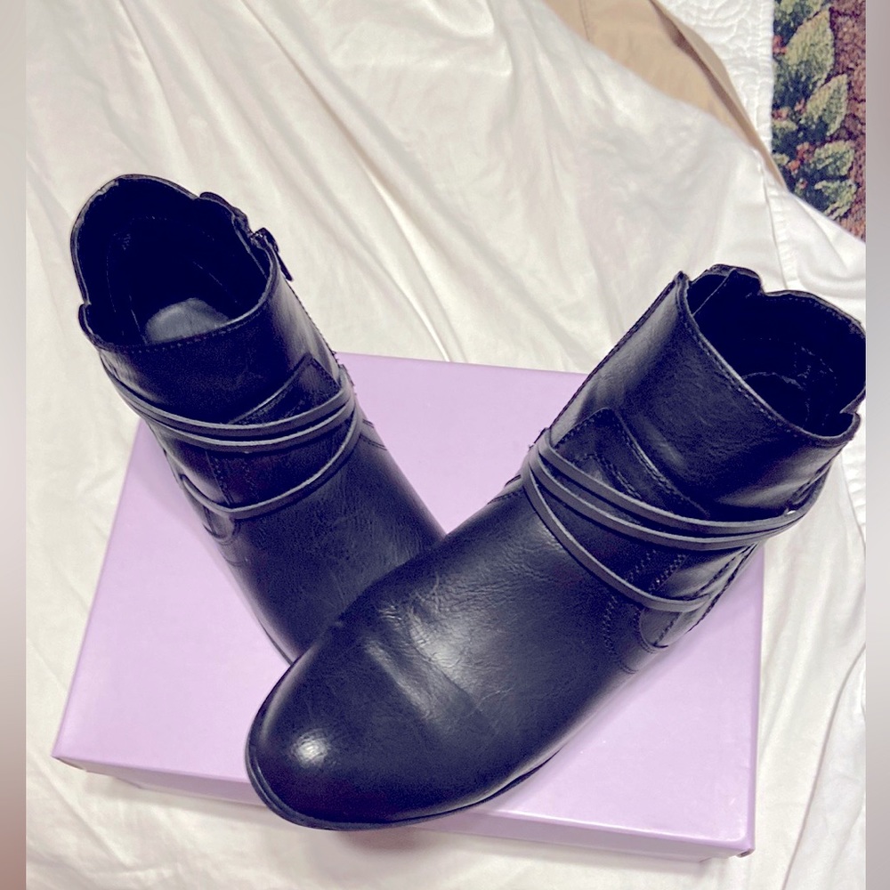 Madden Girl Booties Size 8.5 Black Pari zipper on sides Become BECO01j1 PU upper